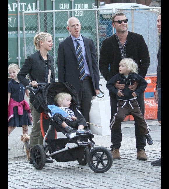 Naomi Watts, Liev Schreiber et leurs enfants en balade à New York le 6 octobre 2011