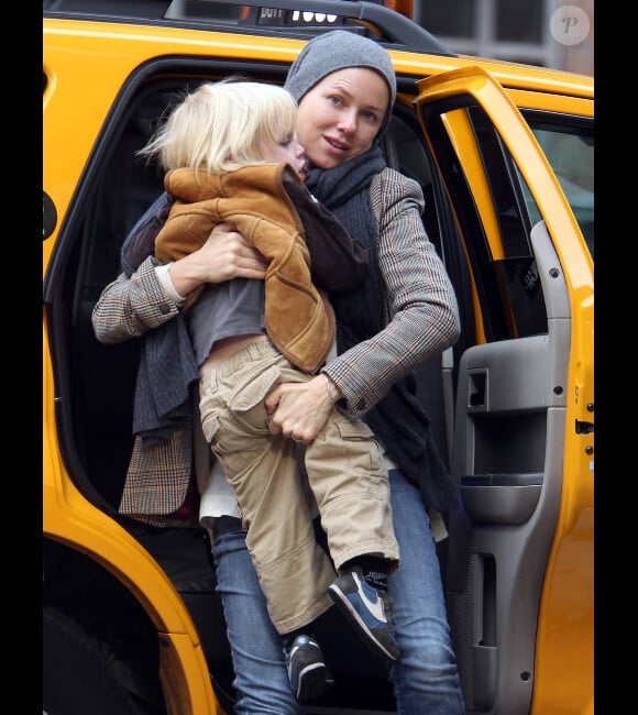Naomi Watts avec son fils Samuel à New York le 31 octobre 2011