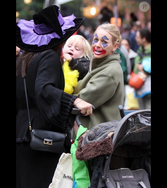 Naomi Watts avec son fils Samuel, en balade à New York le 31 octobre 2011, déguisés pour Halloween