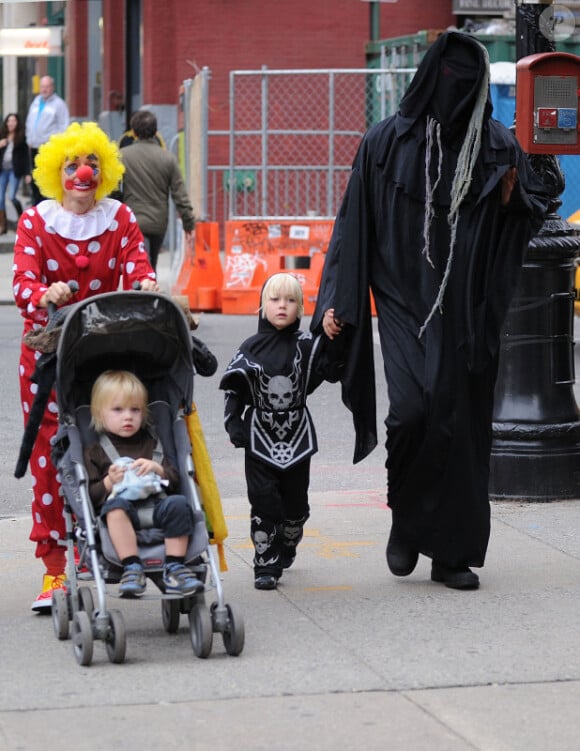Naomi Watts, Liev Schreiber et leurs enfants Alexander et Samuel, en balade à New York le 31 octobre 2011, déguisés pour Halloween
