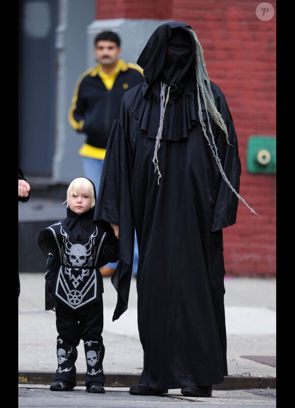 Liev Screiber et son fils Alexander en balade à New York le 31 octobre 2011, déguisés pour Halloween