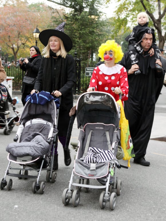 Liev Schreiber et Naomi Watts avec leurs fils Alexander et Samuel en balade à New York le 31 octobre 2011, déguisés pour Halloween