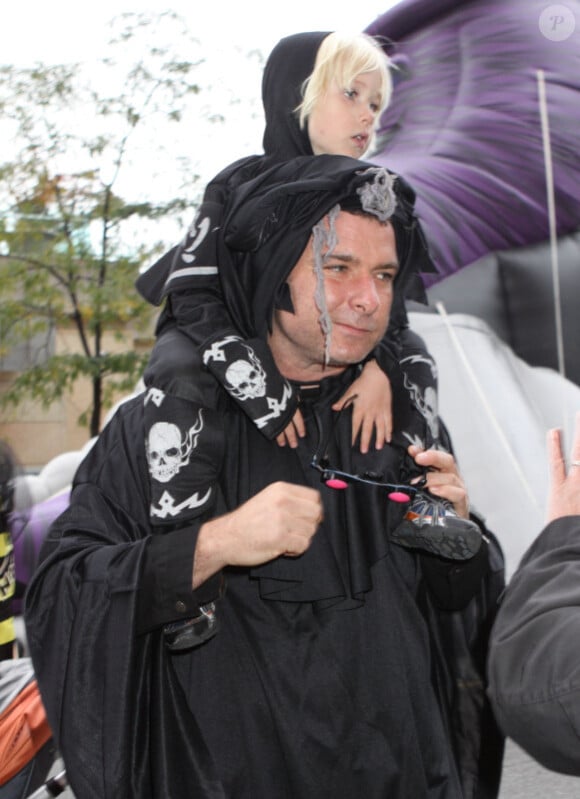 Liev Schreiber et son fils Alexander en balade à New York le 31 octobre 2011, déguisés pour Halloween