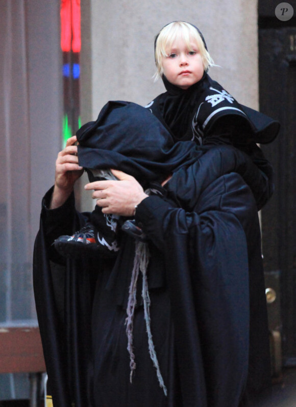 Liev Schreiber et son fils Alexander en balade à New York le 31 octobre 2011, déguisés pour Halloween
