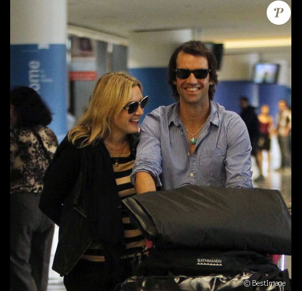 Kate Winslet et Ned Rocknroll à l'aéroport de San Francisco le 14 octobre 2011