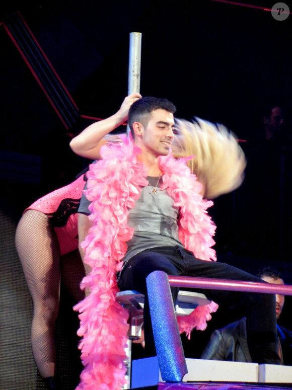 Britney Spears offre un lap dance à Joe Jonas lors de son concert, au stade de Wembley, à Londres, le 31 octobre 2011