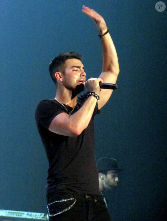 Joe Jonas chante lors du concert de Britney Spears, au stade de Wembley, à Londres, le 31 octobre 2011