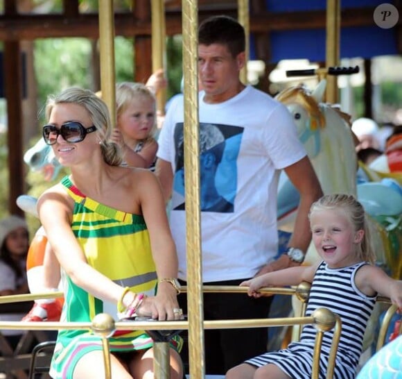 Steven Gerrard et sa femme Alex en compagnie de leurs deux enfants en vacances au portugal en juin 2009