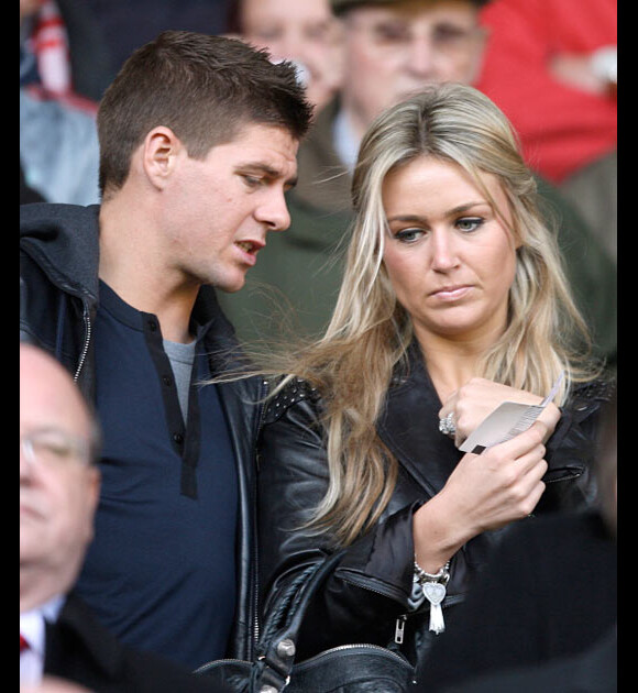 Steven Gerrard et sa femme Alex assistent à un match à Liverpool en octobre 2009