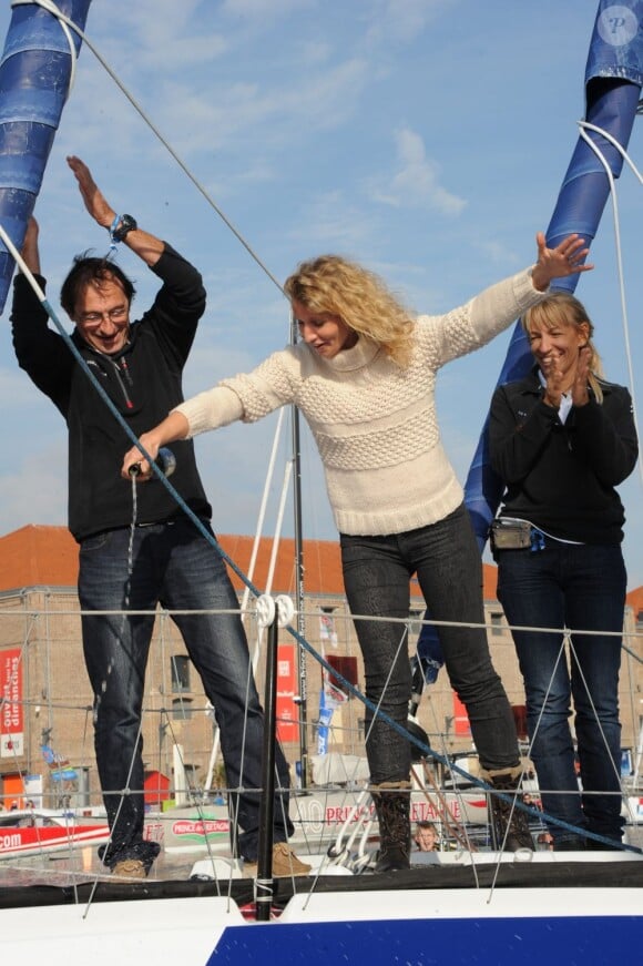 Alexandra Lamy, marraine de charme pour le monocoque Mirabaud a baptisé le bateau au champagne au port du Havre le 29 octobre 2011