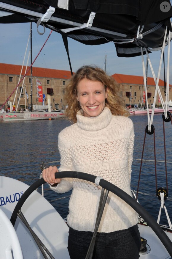 Alexandra Lamy, marraine de charme pour le monocoque Mirabaud au départ de la Transat Jacques Vabre depuis le port du Havre le 29 octobre 2011