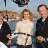 Alexandra Lamy encadré du couple Dominique Wavre et Michèle Paret, skippers du monocoque Mirabaud dont elle est la marraine au port du Havre le 29 octobre 2011