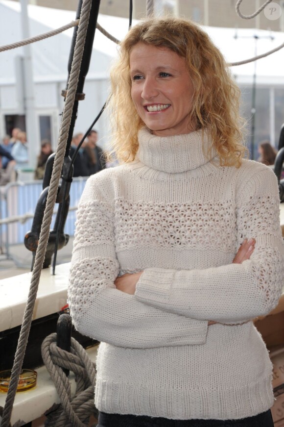 Alexandra Lamy, marraine de charme pour le monocoque Mirabaud au départ de la Transat Jacques Vabre depuis le port du Havre le 29 octobre 2011