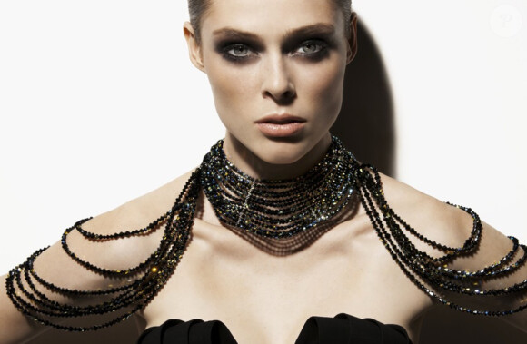 Coco Rocha, top engagé, prend la pose pour sa collection de bijoux avec Senhoa