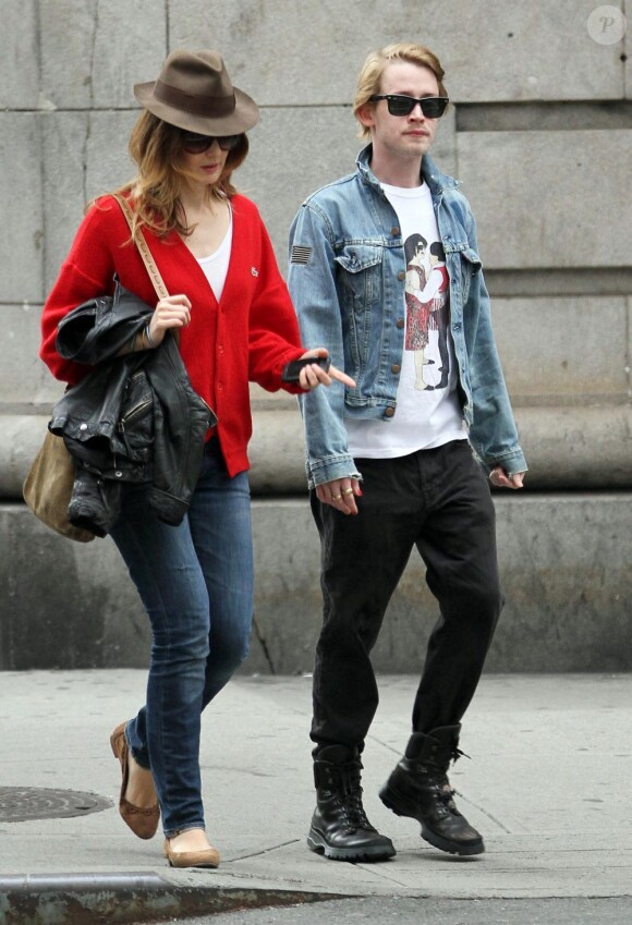 Macaulay Culkin se promène avec une amie dans les rues de New York le 11 octobre 2011