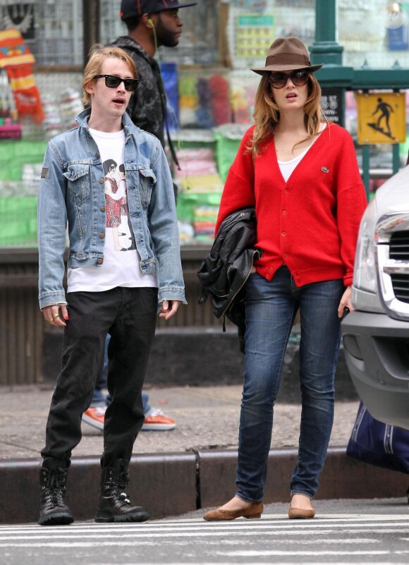 Macaulay Culkin et une amie dans les rues de New York le 11 octobre 2011