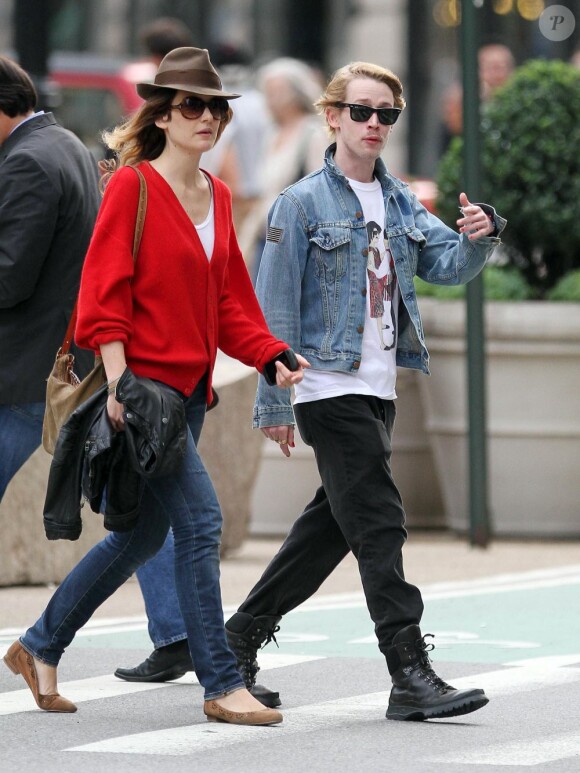 Macaulay Culkin et une copine dans les rues de New York le 11 octobre 2011