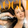 L'actrice Elizabeth Hurley, lumineuse et sexy dans une robe noire ouverte sur la poitrine, en couverture de Vogue UK. Novembre 2000.