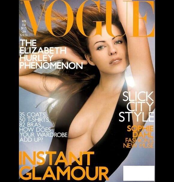 L'actrice Elizabeth Hurley, lumineuse et sexy dans une robe noire ouverte sur la poitrine, en couverture de Vogue UK. Novembre 2000.