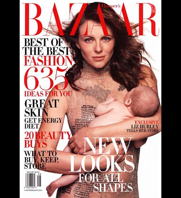 Août 2002 : Elizabeth Hurley pose avec un bébé dans les bras en Une du Harper's Bazaar.
