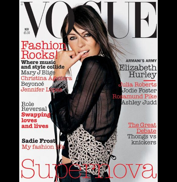 Novembre 2003 : Elizabeth Hurley pose une fois de plus pour le magazine Vogue. 