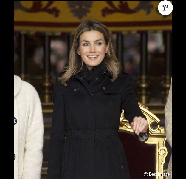 Letizia d'Espagne, souriante, a participé à la journée de la Croix-Rouge à Madrid, le 3 novembre 2011