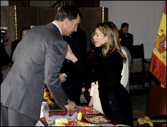Letizia d'Espagne attentionnée avec son Felipe d'Espagne lors de la journée de la Croix-Rouge à Madrid, le 3 novembre 2011