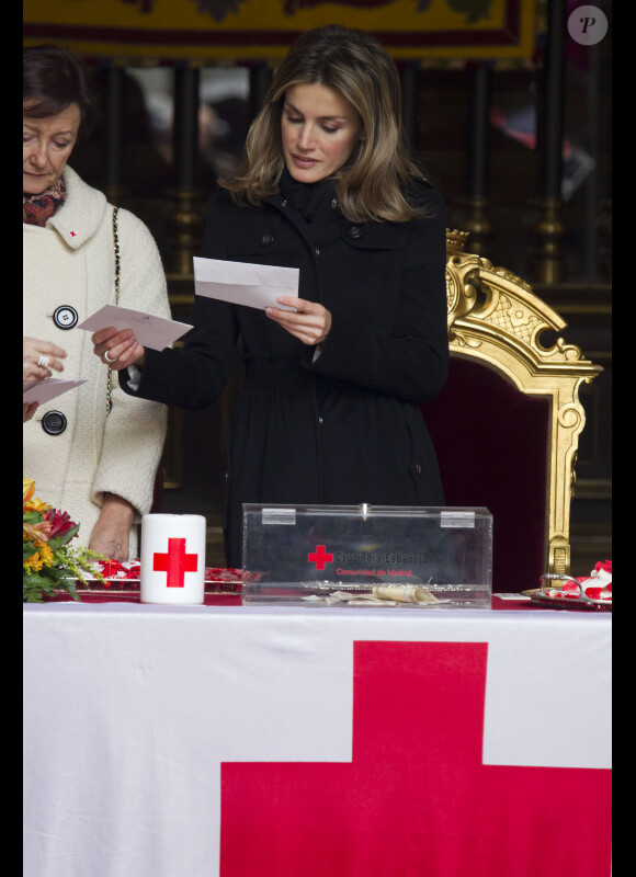 Letizia d'Espagne, très impliquée, a participé à la journée de la Croix-Rouge à Madrid, le 3 novembre 2011
