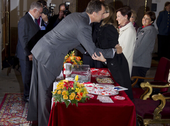 Letizia d'Espagne attentionnée avec son Felipe d'Espagne lors de la journée de la Croix-Rouge à Madrid, le 3 novembre 2011