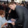 Robert Pattinson signe quelques autographes devant le  Grauman's Chinese Theater de Los Angeles, le 3 novembre 2011.