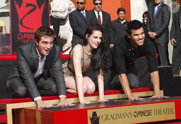 Robert Pattinson, Kristen Stewart et Taylor Lautner déposent leurs empreintes du Grauman's Chinese Theater de Los Angeles, le 3 novembre 2011.
