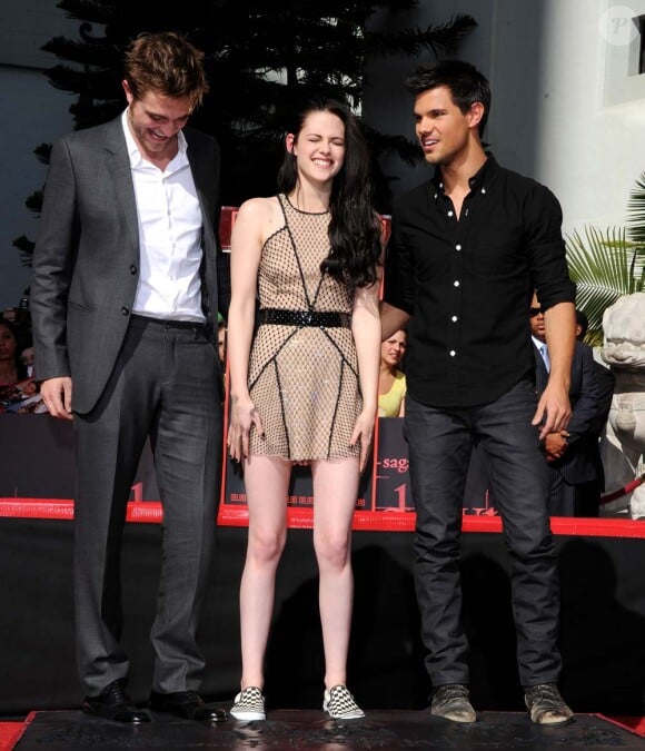 Robert Pattinson, Kristen Stewart et Taylor Lautner déposent leurs empreintes du Grauman's Chinese Theater de Los Angeles, le 3 novembre 2011.