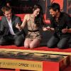 Robert Pattison, Kristen Stewart et Taylor Lautner déposent leurs empreintes du Grauman's Chinese Theater de Los Angeles, le 3 novembre 2011.