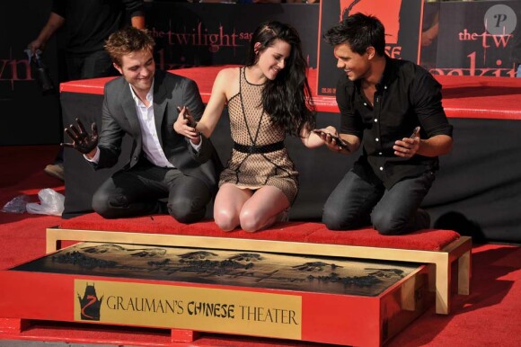 Robert Pattison, Kristen Stewart et Taylor Lautner déposent leurs empreintes du Grauman's Chinese Theater de Los Angeles, le 3 novembre 2011.