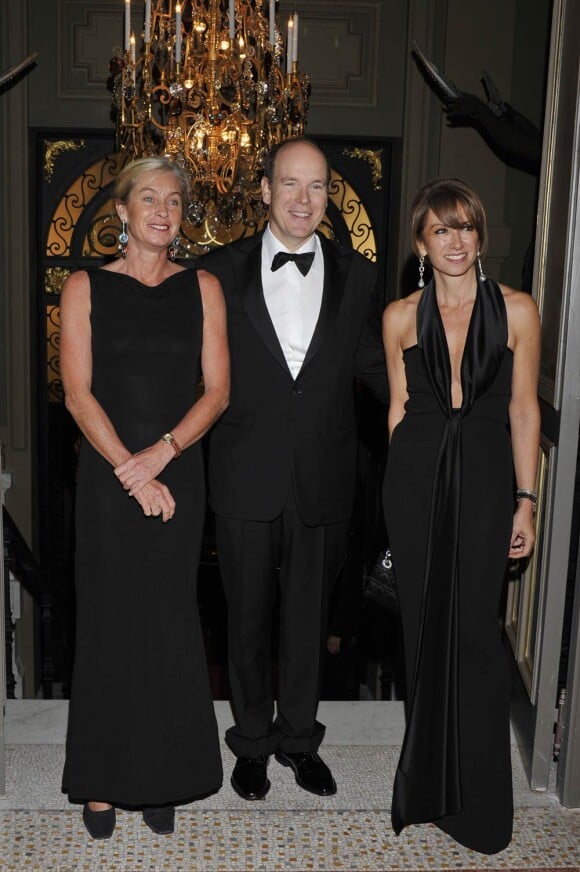 Le prince Albert de Monaco, entouré de la directrice Domitille Lagourgue et de la présidente Anne-Marie Fissore, célébrait jeudi 3 novembre 2011 le 20e anniversaire de l'association monégasque Mission Enfance, dont il est le président d'honneur, à l'opéra Garnier.