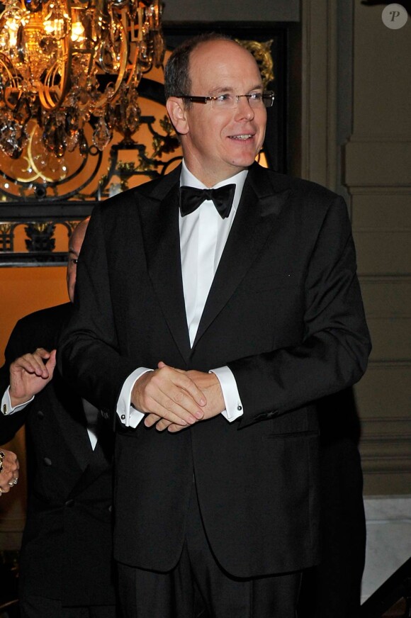 Le prince Albert de Monaco célébrait jeudi 3 novembre 2011 le 20e anniversaire de l'association monégasque Mission Enfance, dont il est le président d'honneur, à l'opéra Garnier.