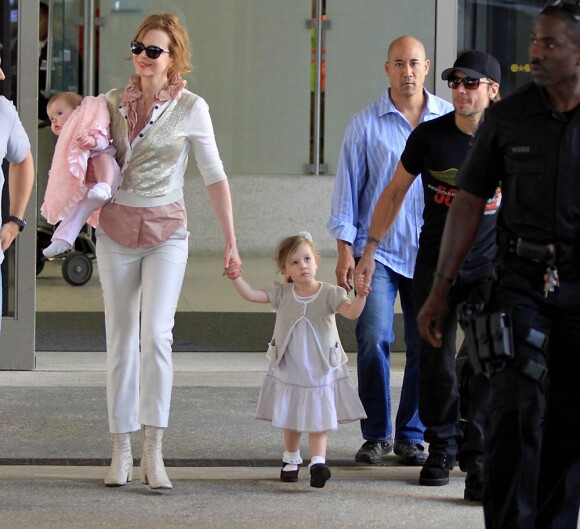Keith Urban et Nicole Kidman avec leurs filles Faith et Sunday en juillet 2011 à l'aéroport LAX de Los Angeles