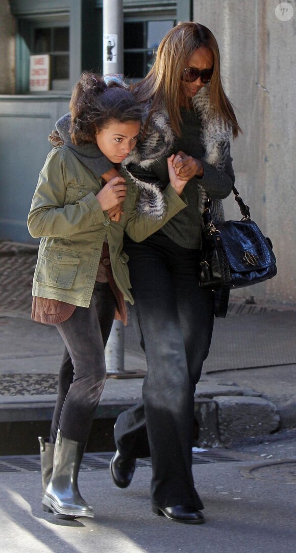 La belle Iman va chercher sa fille Alexandria à l'école, à New York le vendredi 4 novembre 2011
