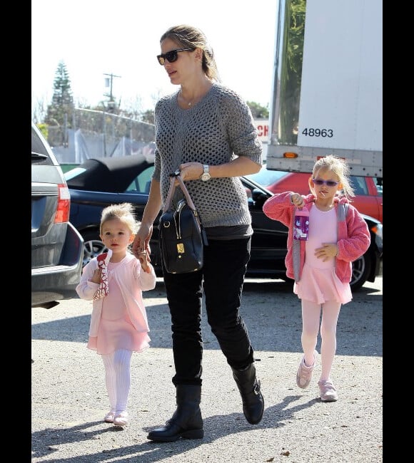 Jennifer Garner, enceinte, emmène ses deux filles Violet et Seraphina à la danse, à Los Angeles, le 5 novembre 2011