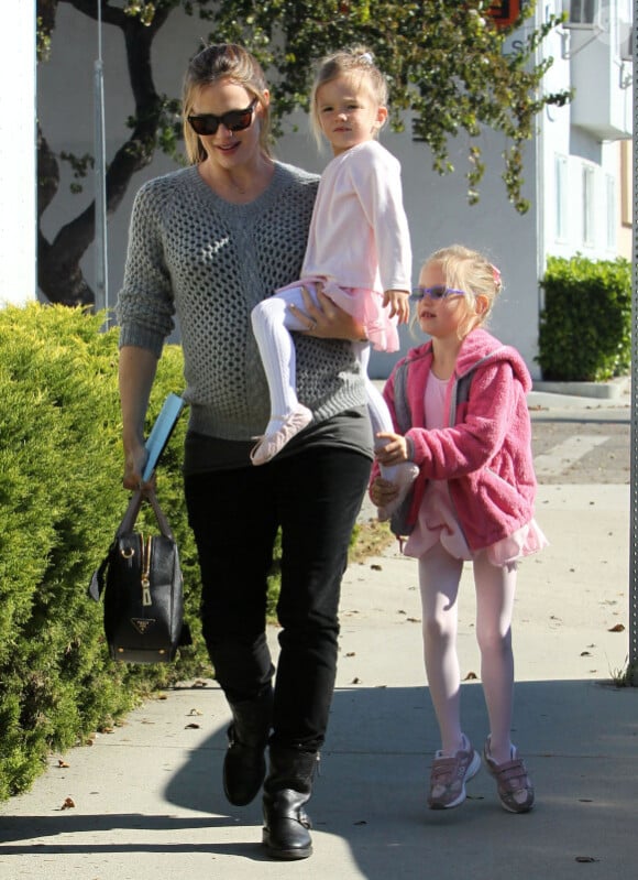 Jennifer Garner, enceinte, emmène et ramène ses deux filles Violet et Seraphina à la danse, à Los Angeles, le 5 novembre 2011