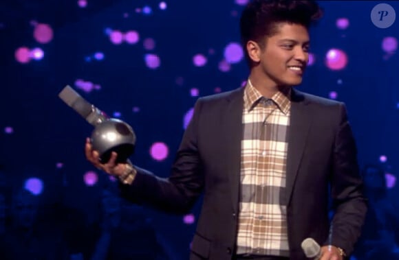 Bruno reçoit le MTV Europe Music Award dans la catégorie Best New, dimanche 6 novembre 2011.