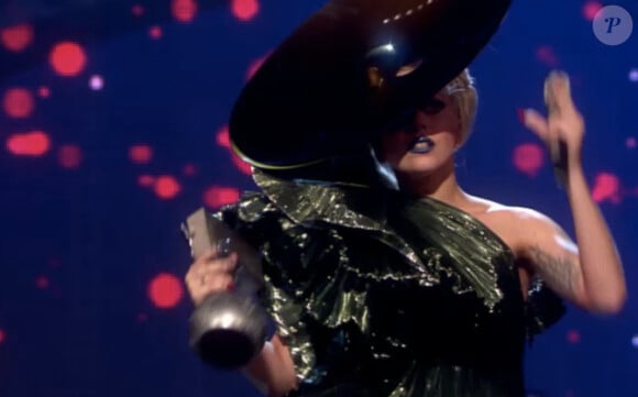 Lady Gaga reçoit le MTV Europe Music Award dans la catégorie Best Song pour Born this way, dimanche 6 novembre 2011.
