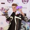 Justin Bieber pose avec ses trophées dans la press room des MTV Europe Music Awards, à Belfast, le 6 novembre 2011.