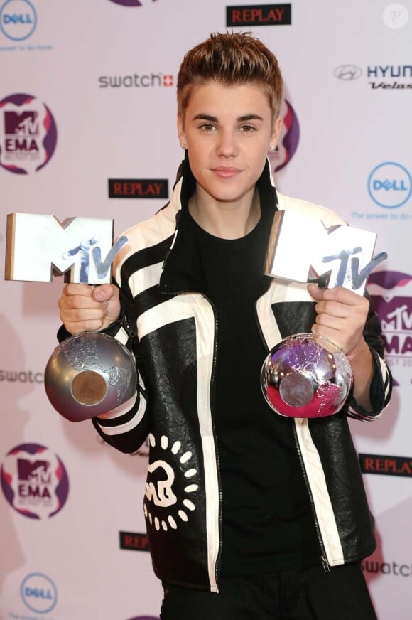 Justin Bieber pose avec ses trophées dans la press room des MTV Europe Music Awards, à Belfast, le 6 novembre 2011.