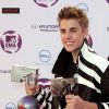 Justin Bieber pose avec ses trophées dans la press room des MTV Europe Music Awards, à Belfast, le 6 novembre 2011.