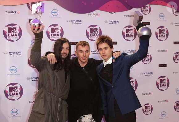 Jared Leto et son groupe 30 Seconds to mars posent avec leurs trophées dans la press room des MTV Europe Music Awards, à Belfast, le 6 novembre 2011.