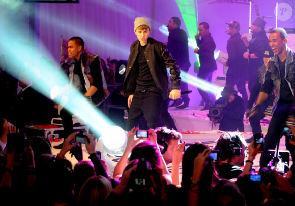 Justin Bieber donne un showcase au centre commercial Westfield, à Londres, le lundi 7 novembre 2011.
