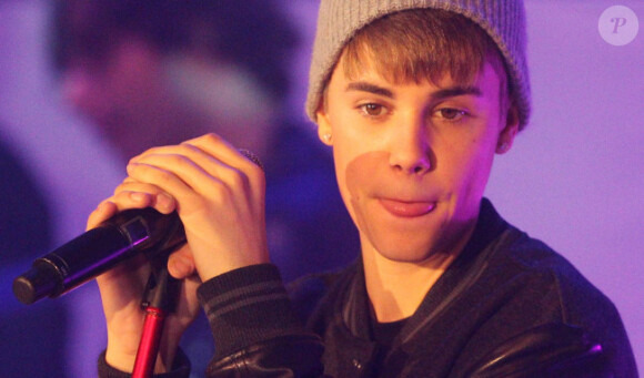 Justin Bieber offre un concert à ses fans au centre commercial Westfield, à Londres, le lundi 7 novembre 2011.