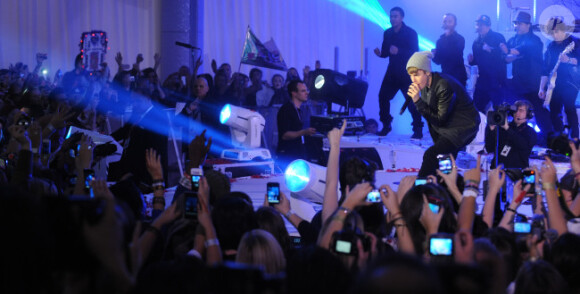 Les fans de Justin Bieber étaient venus par milliers au centre commercial Westfield, à Londres, le lundi 7 novembre 2011.