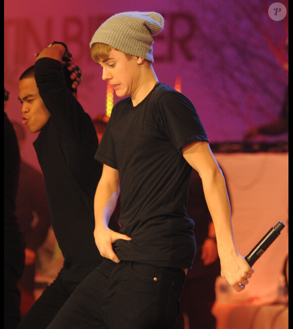 Justin Bieber offre un concert à ses fans au centre commercial Westfield, à Londres, le lundi 7 novembre 2011.